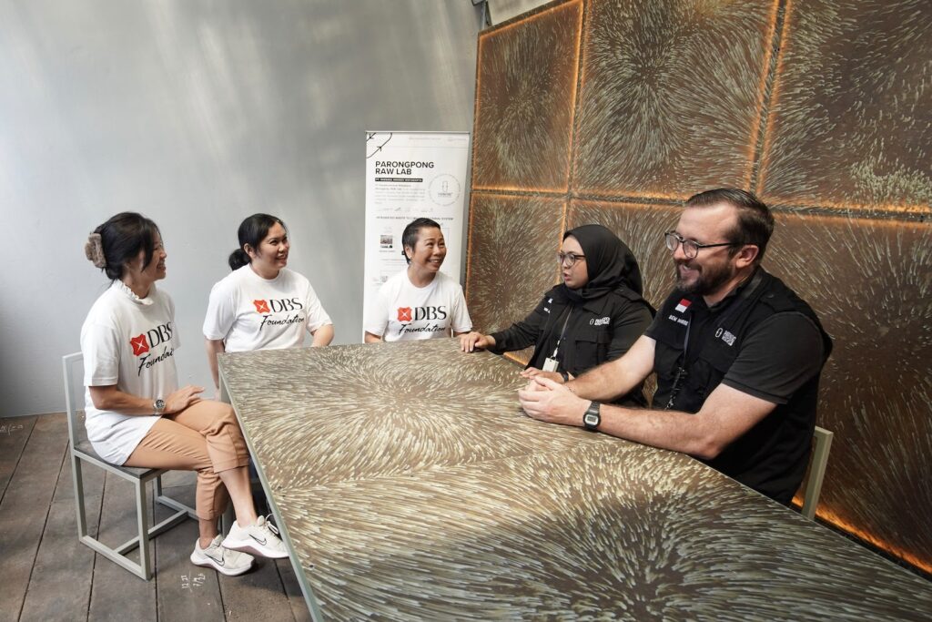 (Ki-ka) Executive Director of DBS Foundation Claire Wong, Head of Group Marketing & Communications PT Bank DBS Indonesia Mona Monika, Head of DBS Foundation Karen Ngui, COO Parongpong RAW Lab Amiroh Husna Utami, dan CTO Parongpong RAW Lab Benjamin Paul Dobbs mengunjungi fasilitas produksi DBS Foundation Grantee 2025 Parongpong RAW Lab di Bandung, Kamis (20/08/2026).